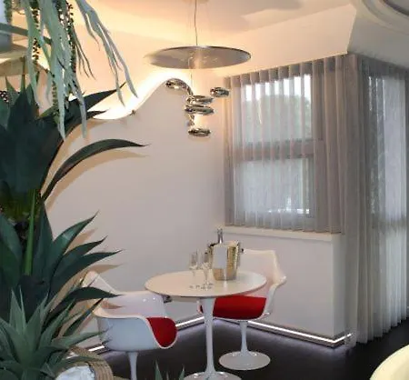 Domus Grand فندق ريندي