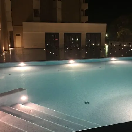 Domus Grand فندق ريندي