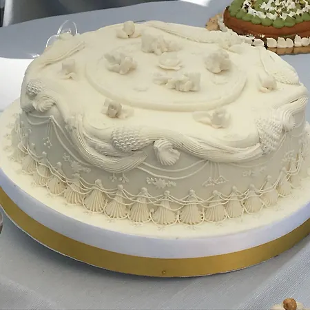 Domus Grand فندق