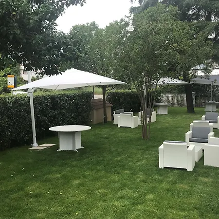 فندق Domus Grand 4*