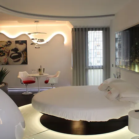 Domus Grand فندق